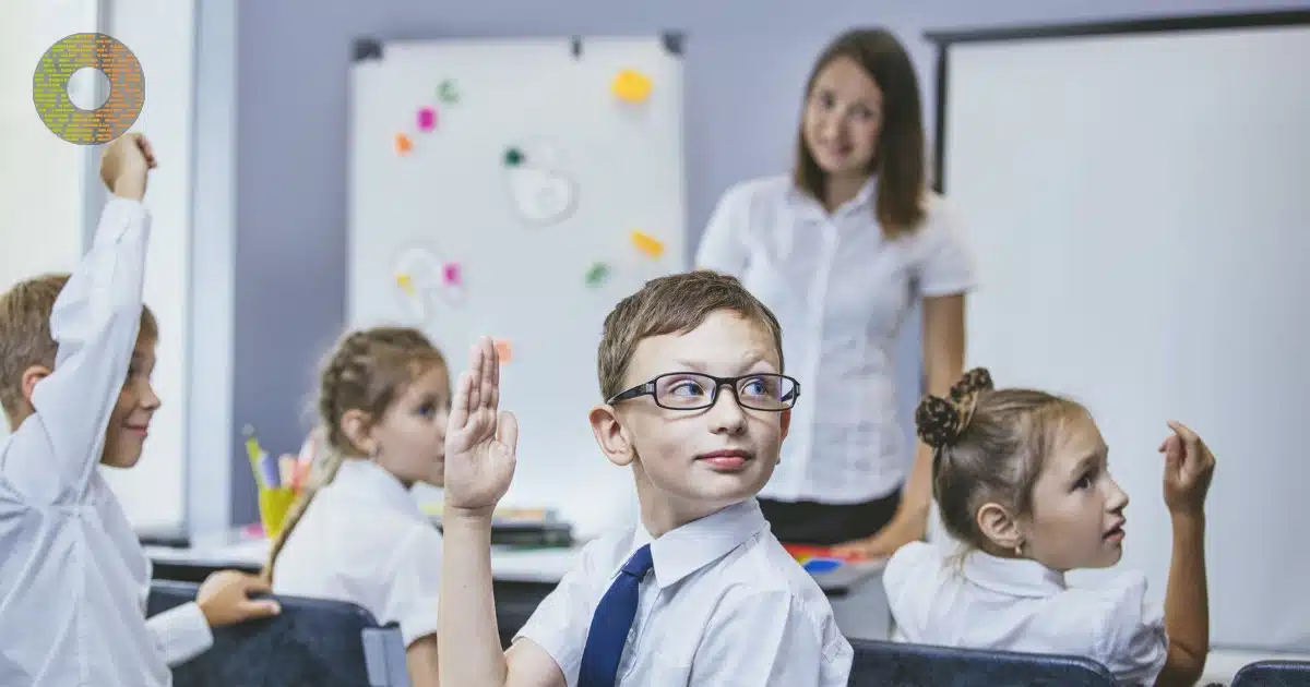 WHATS THE DIFFERENCE BETWEEN EFL AND ESL