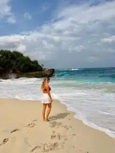 Taylor teaches English online while living in Bali as a remote teacher
